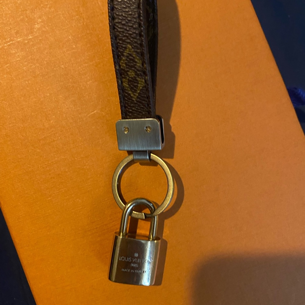 Lv lock on a key chain- no key